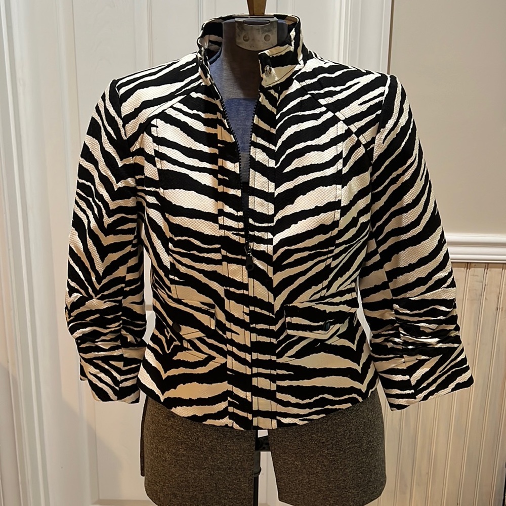 Cute zebra print jacket with 3/4 rushed sleeves